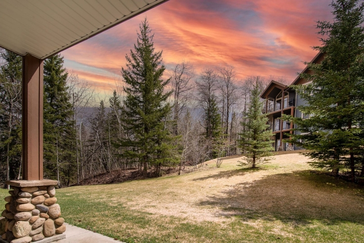 Elkwater-Alpine-Springs-Condominiums-Six-Hundred-Building-Deluxe-Room-02