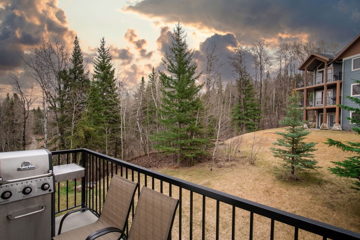 Elkwater-Alpine-Springs-Condominiums-Six-Hundred-Building-Loft-Suite-06